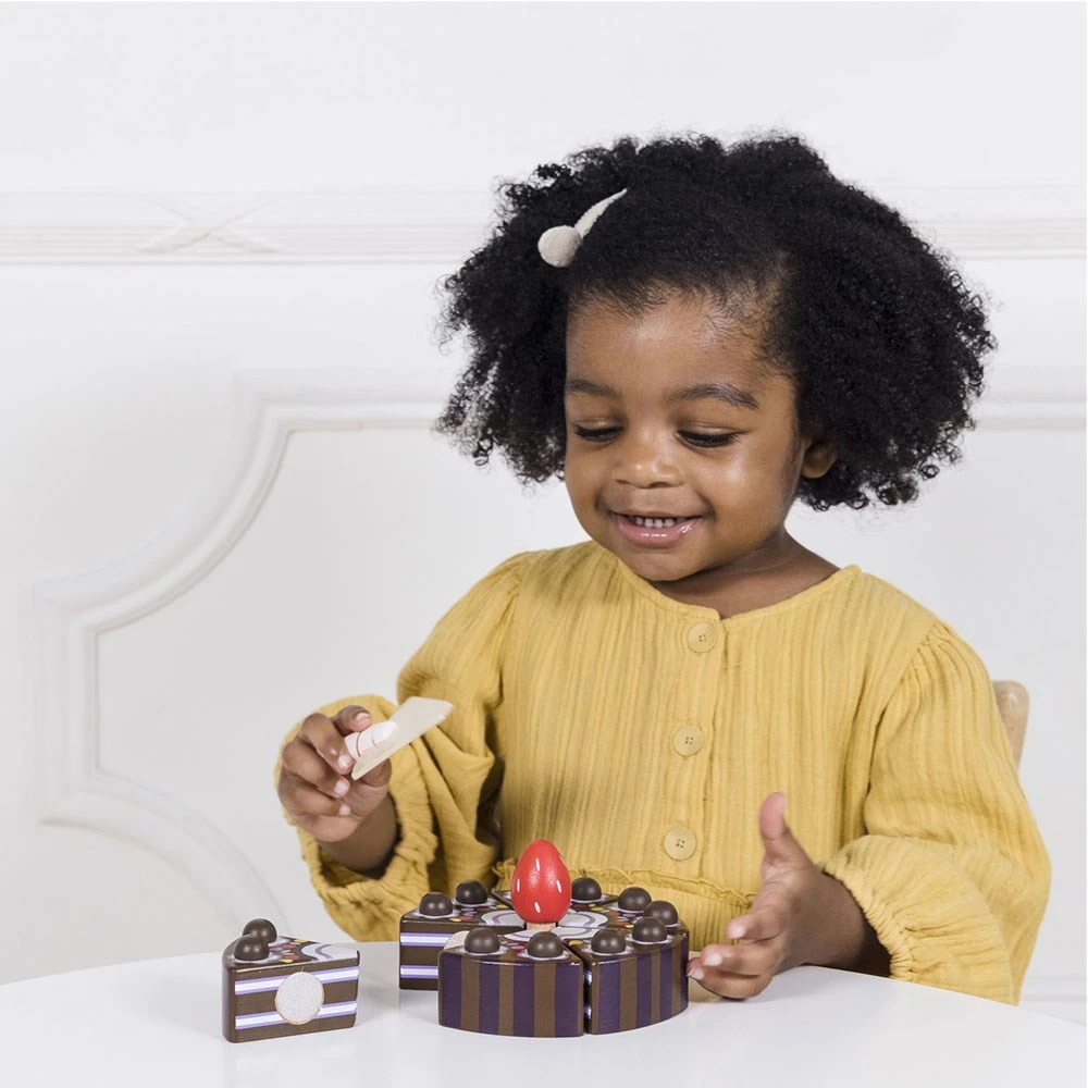 Le Toy Van Wooden Honeybake Chocolate Cake - Image 2
