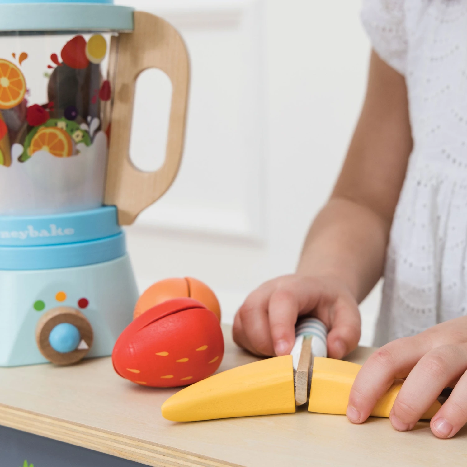 Le Toy Van Blender & Wooden Fruit Set (New Look) - Image 3