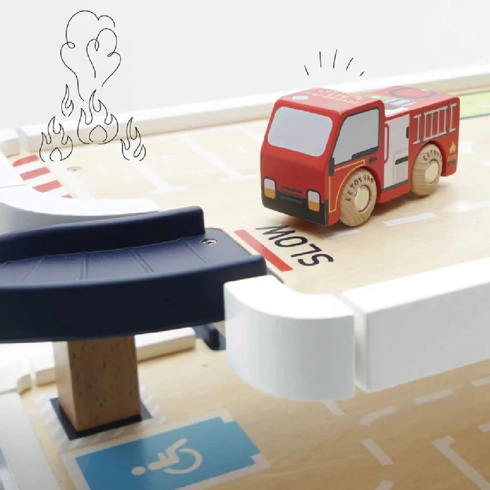 Le Toy Van Fire & Rescue Garage - Image 5